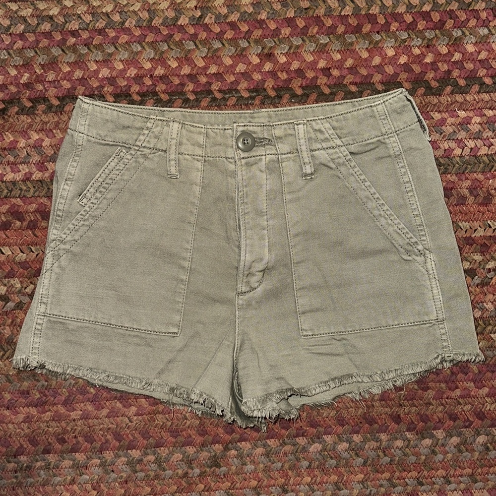 AMERICAN EAGLE ARMY GREEN BUTTON FLY CARGO CUT OFF SHORTS